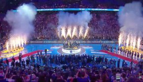 HandBall: remise de la Coupe  l'Equipe de France sur le podium