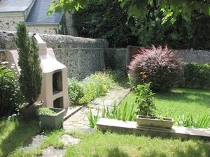  Saint Denis d'Anjou, un jardin avec un barbecue